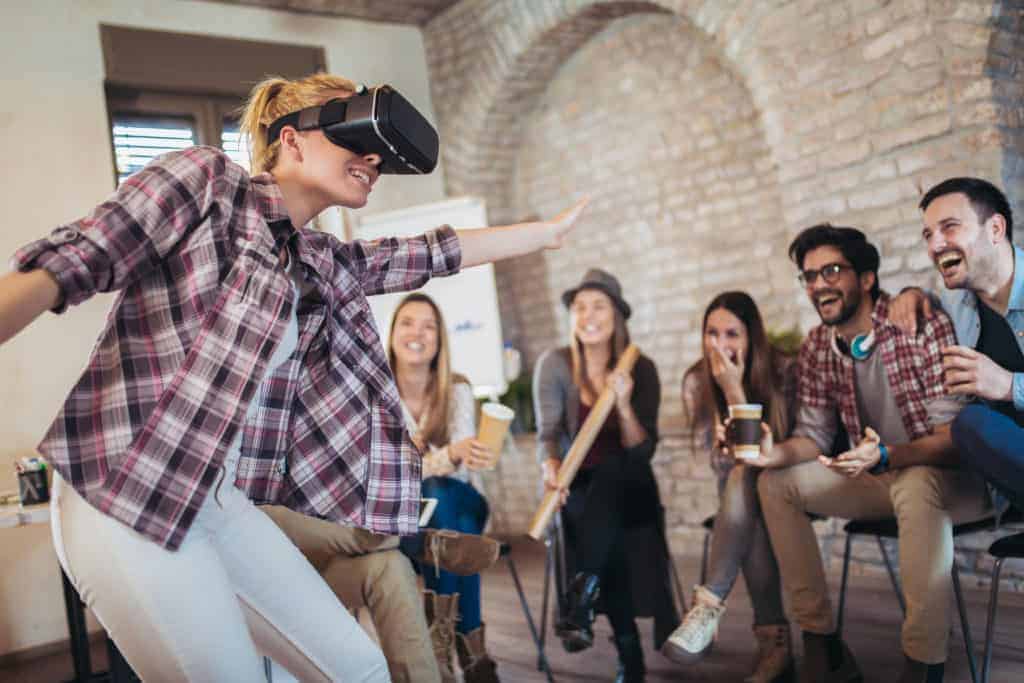 groupe de personnes en train de s'amuser avec la réalité virtuelle