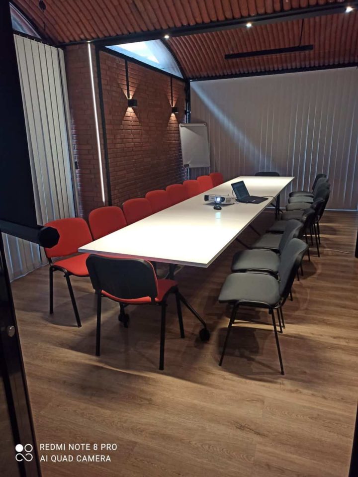 Une salle de réunion équipée d'un vidéo projecteur