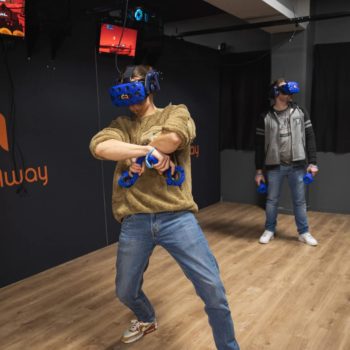 Deux jeunes hommes jouent à un jeu de réalité virtuelle