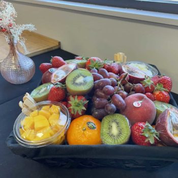 Un plateau de fruit posé sur une table