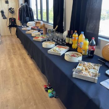 Un buffet avec des boissons sur une table