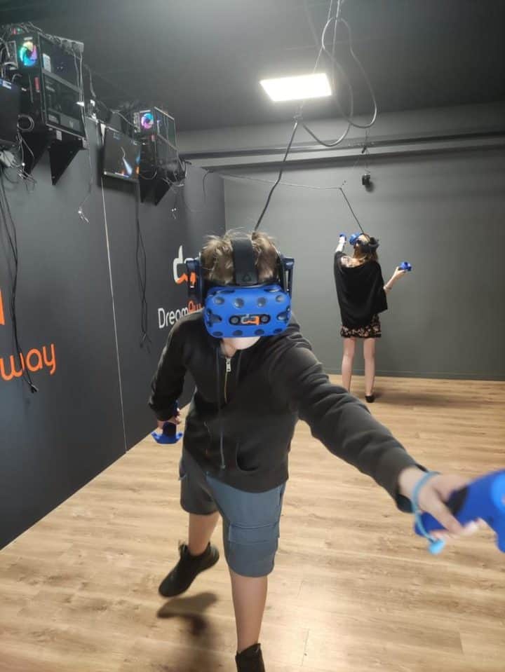 Deux personnes jouent à un jeu de réalité virtuelle