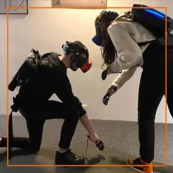 2 joueurs en train de jouer à de la réalité virtuelle dans une salle DreamAway