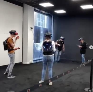 4 joueurs dans une arène vr en train de jouer à de la réalité virtuelle