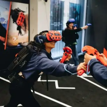 Quatre personnes portent des casques de Réalité Virtuelle