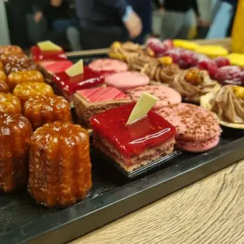 Plusieurs pâtisseries sont posées sur une table