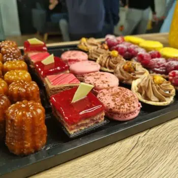 Plusieurs pâtisseries sont posées sur une table