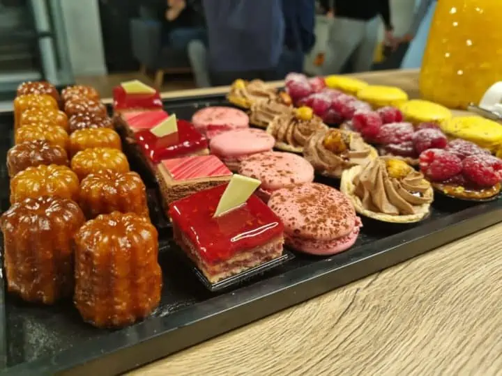 Plusieurs pâtisseries sont posées sur une table