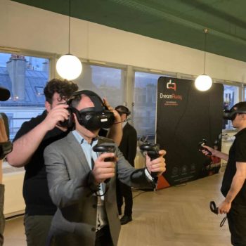 Deux personnes essaient un casque de Réalité Virtuelle