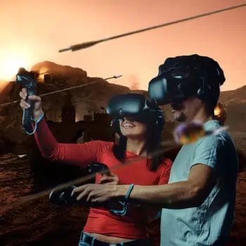 Un homme et une femme jouent à un jeu de Réalité Virtuelle