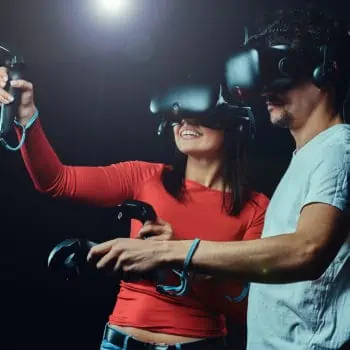 Un homme et une femme portent des casques de Réalité Virtuelle