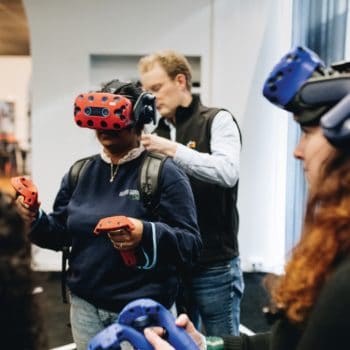 Deux jeunes filles essaient un casque de Réalité Virtuelle