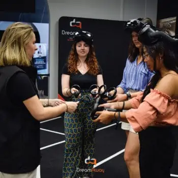 Trois femme tendent devant elles des manettes de Réalité Virtuelle
