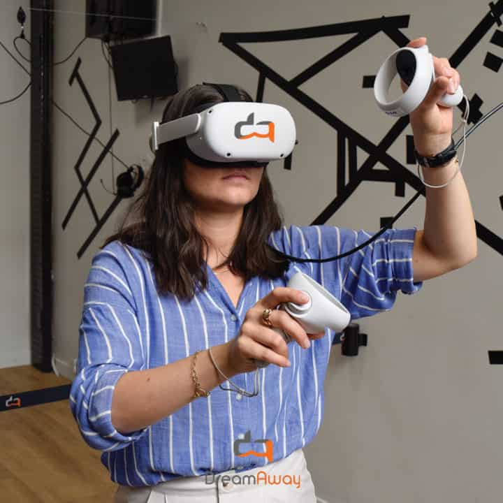 Une femme joue à un jeu de réalité virtuelle et lève ses bras