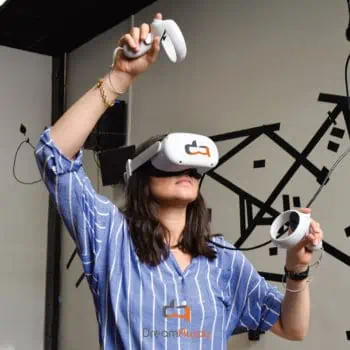 Une femme joue à un jeu de réalité virtuelle et lève un bras