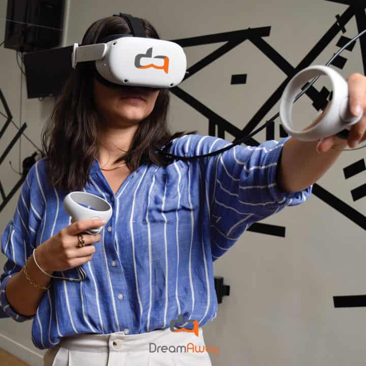 Une femme qui joue à un jeu de réalité virtuelle tend son bras