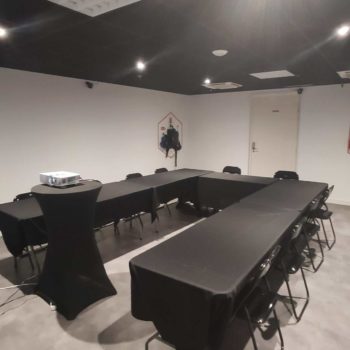 Une salle de réunion équipée d'un video projecteur