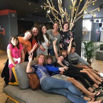 Une photo de groupe dans une salle DreamAway