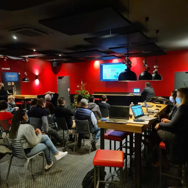 Une salle de réunion équipée d'un écran de télévision