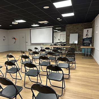 salle de réunion dijon avec chaises